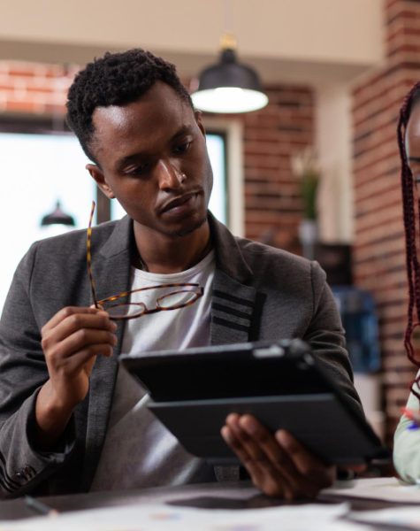 executive-managers-analyzing-marketing-statistics-tablet-computer-brainstorming-ideas-company-project-during-business-meeting-startup-office-multiethnic-businesspeople-planning-strategy